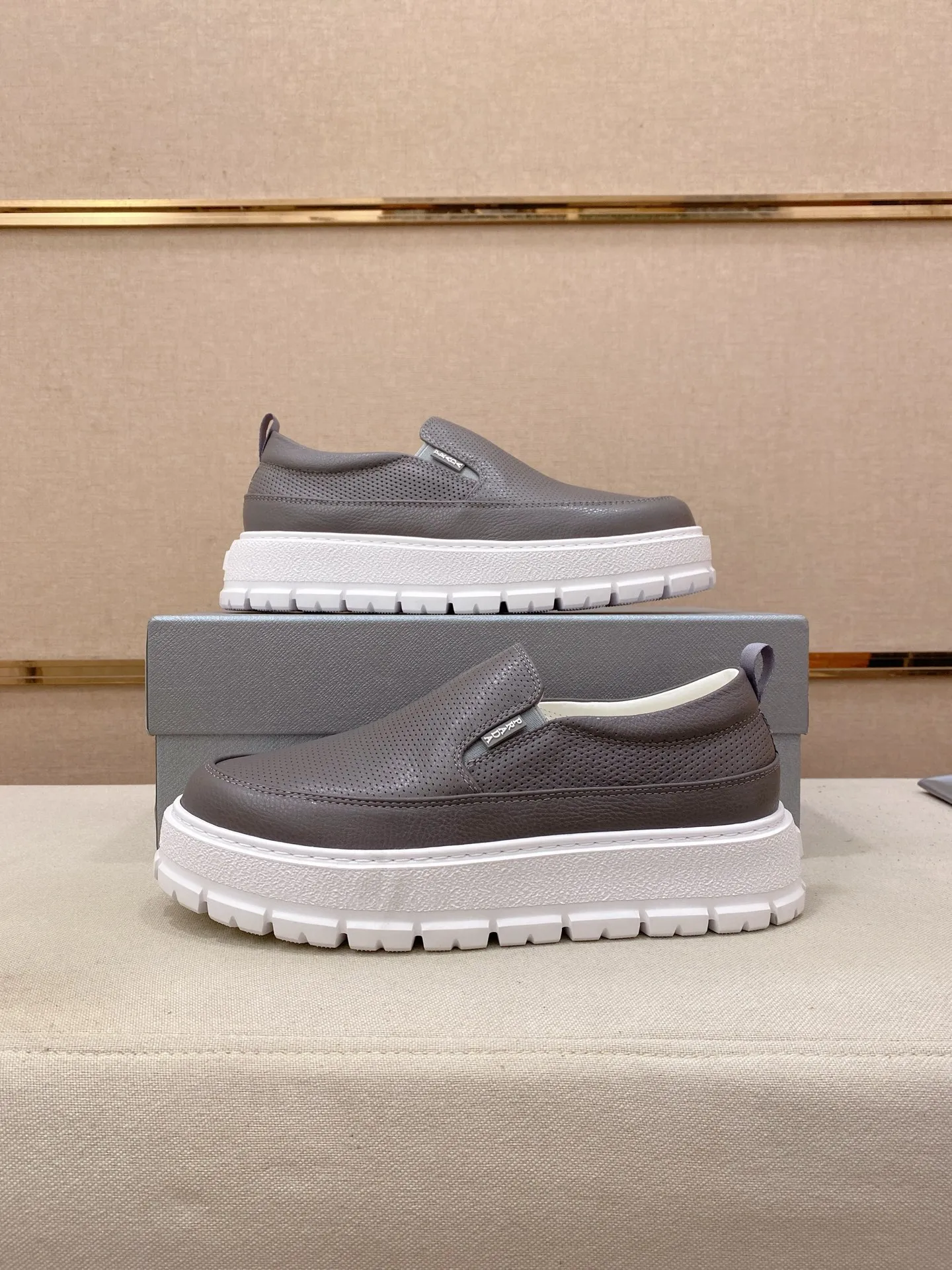 Men's shoes 💰 580💰 ✔️✔️✔️High version High-quality new PRADA (Prada) counters are launched simultaneously, new men's shoes, 😘fabrics are selected from first-layer cowhide fabrics. Lining: Imported cowhide leather lining. 👍🏿High-end☄️Open-molded non-slip rubber outsole, exquisite lines, simple and elegant, comfortable and high-end for leisure travel. Code number: 38 to 45